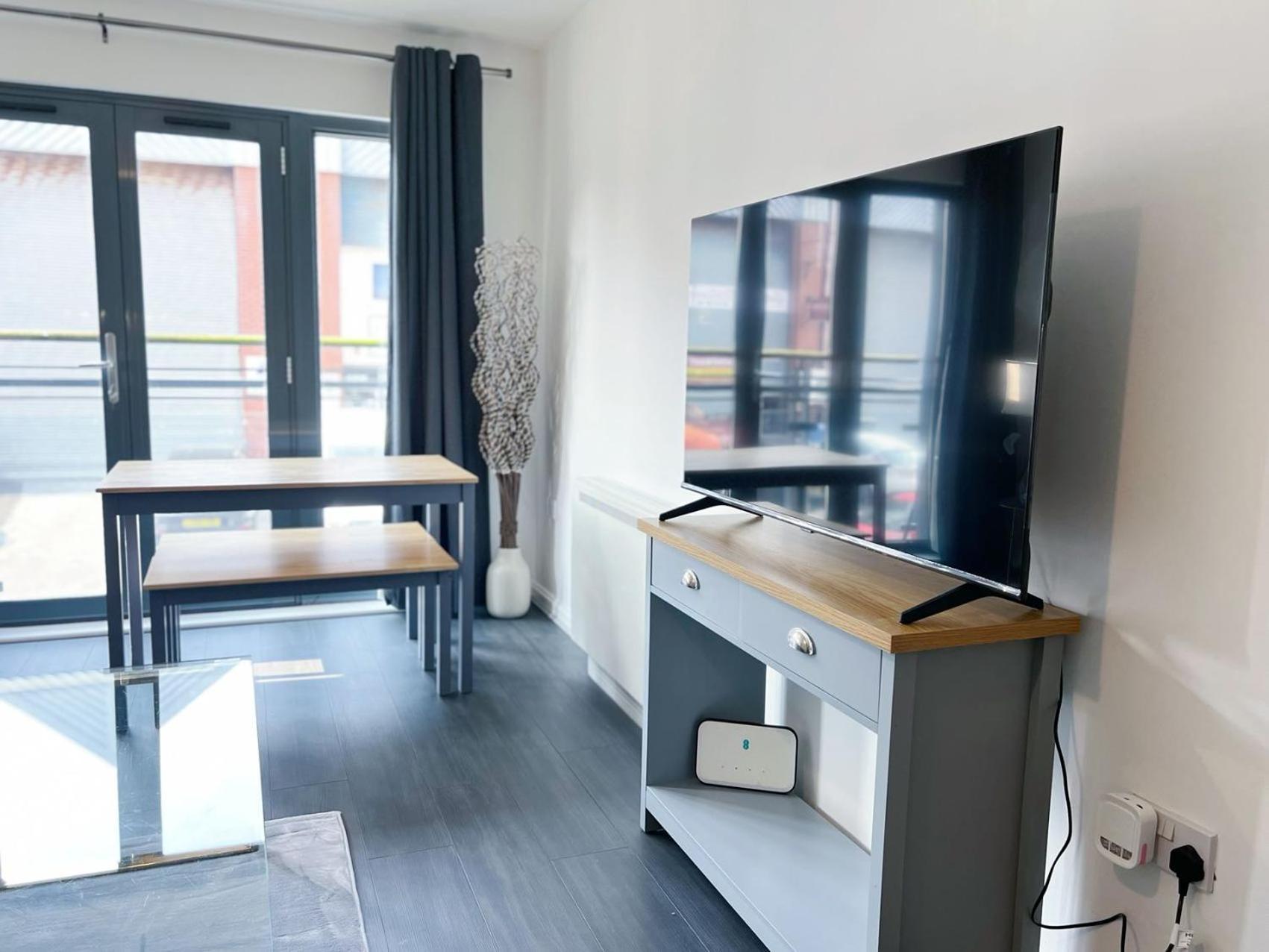 Comfort Seaside Two-Bedroom Apt Суонси Экстерьер фото