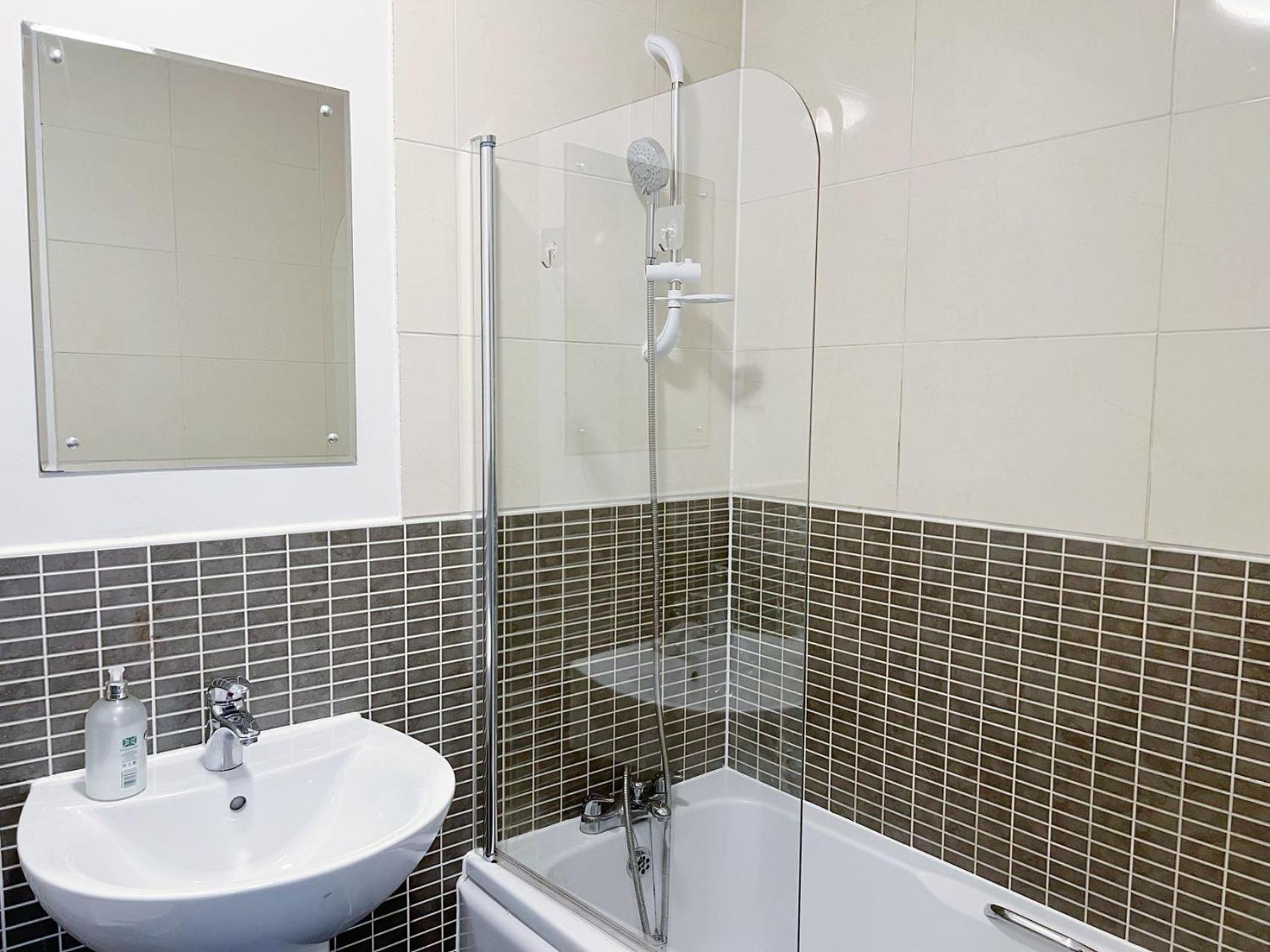 Comfort Seaside Two-Bedroom Apt Суонси Экстерьер фото