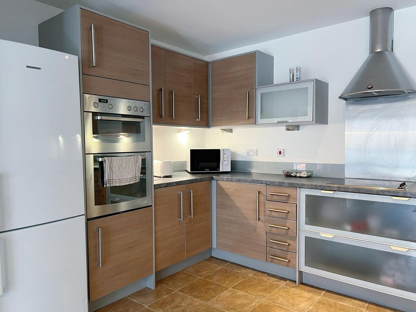 Comfort Seaside Two-Bedroom Apt Суонси Экстерьер фото